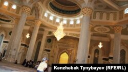 В мечети "Хазрет Султан" в Астане.