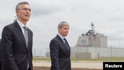 12 mai 2016. Secretarul general al NATO, Jens Stoltenberg, și fostul premier român, Dacian Cioloș, la ceremonia oficială de inaugurare a Bazei Deveselu.