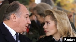 Ага-хан IV и его вторая жена, также известная как Бегум Инаара Ага-хан. 1998 год