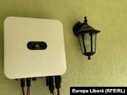 Așa arată un invertor Huawei folosit de un prosumator din România.