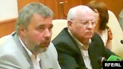 Dmitry Muratov (left) with Mikhail Gorbachev after Anna Politkovskaya's killing