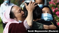 Шакиба Давод, 2009 -жылдан бери Францияда жашаган ооган сүрөтчүсү.  Ооганстандан эвакуацияланган апасы жана эжеси менен жолугушкан учуру.  Пантиндеги кабыл алуу борбору. Франция. Август, 2021-жыл.