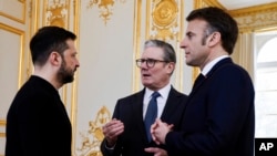 Зеленский, Стармер, Макрон (слева направо)