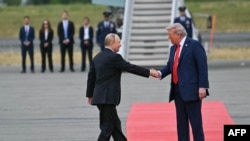 Очільник Росії Володимир Путін прилетів на Аляску, пройшов по червоній доріжці і тисне руку президенту США Дональду Трампу. США, Анкоридж, 15 серпня 2025 року