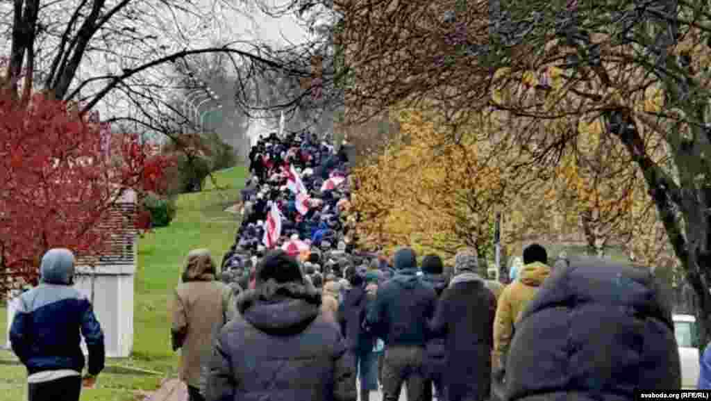 У багатьох дворах різних міст збиралися протестувальники, які приєднувалися до &laquo;районних&raquo; колон &ndash; де десяток людей, де тисяча