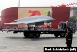 Китайська військова вантажівка з невидимим атакуючим БПЛА GJ-11 Gongji на параді на честь 70-ї річниці комуністичного Китаю. Пекін, 1 жовтня 2019 року