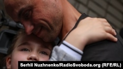 Третій день великого обміну військовополоненими «1000 на 1000», Україна, 25 травня 2025 року. На фото: Віктор, який провів у полоні 21 місяць, і його донька Мілана