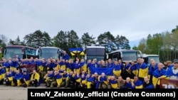 По данным украинского президента, военные содержались в разных российских регионах, «заключенные в тюремную систему с единственной задачей: издевательство и уничтожение человечности».