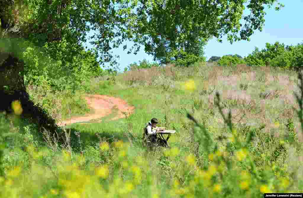 Џулио Џованини учи на својот таблет, откако на врвот на ридот во близина на неговиот роден град Скансано, во централна Италија, за да дојде до сигурен Интернет за пристап до лекциите.&nbsp; 