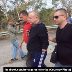 Владимир Жемчугов (в центре) после освобождения из плена