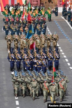 Жеңістің 80 жылдығына арналған әскери парадқа қатысушы Әзербайжан, Беларусь, Қазақстан және өзге елдердің сарбаздары. Қызыл алаң, Мәскеу, Ресей. 9 мамыр, 2025 жыл.