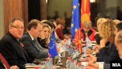 Известувачот во ЕП Ричард Ховит на седница на собранискиот Национален совет за евроинтеграции.