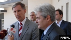 Претседателот на ДУИ, Али Ахмети и амбасадорот на САД, Пол Волерс.