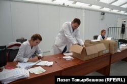 Москванинг яқинидаги Сахарово миграция марказида муҳожирларни тиббий кўрикдан ўтказувчи ходимлар. Архив.