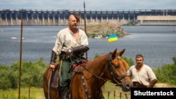 Козаки на території Музею історії запорозького козацтва. Запоріжжя, острів Хортиця, 2 червня 2014 року