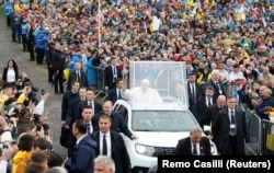 Papa Francisc sosește la Șumuleu Ciuc, din județul Harghita, pentru slujba de la Sanctuarul Marian.