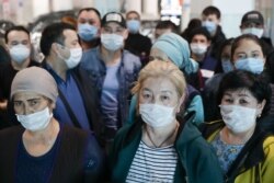 Трудові мігранти з Киргизстану чекають на інформацію про рейс до Бішкеку в аеропорту російського Новосибірська. 30 березгя 2020 року