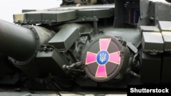 За даними слідства, в квітні 2022 року державний завод уклав контракт з Міноборони на термінову закупівлю комплексів динамічного захисту для танків