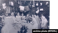 Чыңгыз Айтматовдун тайларынын үй-бүлөлүк сүрөтү.