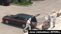 Бишкектеги Кыргыз-Түрк ооруканасында коронавирустан каза болгон бейтаптын сөөгүн машинеге жүктөп жаткан медицина кызматкерлери. 7-июль. 2020-жыл. Июнь айынын этегинде Кыргызстанда СOVID-19 илдети күчөп, ооруканалар бейтаптарга толду. Бул учур кыргыз тарыхында «кара июль» катары катталып калды. Июлдун ортосунда вирустан бир күндө каза болгондор рекорддук чекке жетип 100 адамдан ашты.