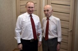 Президент Росії Володимир Путін (ліворуч) і колишній представник КДБ СРСР при міністерстві держбезпеки НДР Лазар Матвеєв. Путін привітав свого колишнього керівника з 90-річним ювілеєм. Москва. 8 травня 2017 року