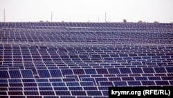Сонячна енергетика розвивалася і в Криму до його анексії. На фото: сонячна електростанція в селі Охтникове, Крим, 2011 рік