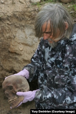 Юрій Дмитрієв на місці віднайдення жертв розстрілу