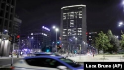 Италија- Полициски автомобил патролира низ Милано