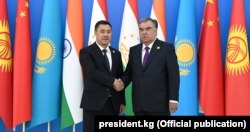 Эмомали Рахмон менен Садыр Жапаров.