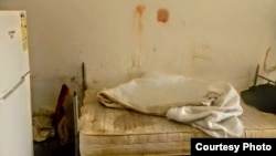 Camerele de cazare în Centrul pentru Refugiați din Timișoara sunt într-o stare deplorabilă.