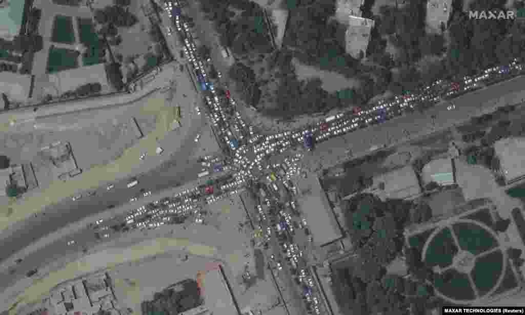 На тази снимка се виждат тълпи от хора и задръстване по пътищата в района на летището в Кабул.