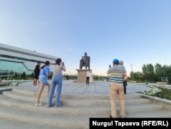 Қазақстанның бұрынғы президенті Нұрсұлтан Назарбаевқа жаңадан қойылған ескерткіштің алдында суретке түсіріп тұрған адамдар. Нұр-Сұлтан (қазіргі Астана), 6 шілде, 2021 жыл.