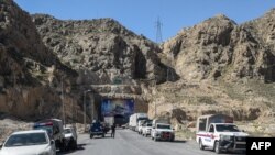 د پاکستان په بلوچستان کې تر لارې بندېدو وروسته د پوليسو ګاډی ولاړ دي ـ انځور له ارشيفه