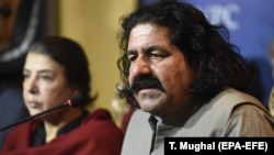 علي وزیر په اسلام اباد کې خبري غونډې ته وینا کوي - انځور له ارشیفه.