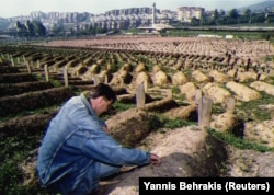 Neimenovani muškarac oplakuje majku Vasviju koja je ubijena snajperom, na groblju izgrađenom na stadionu Koševa u Sarajevu, 24. 9. 1993.