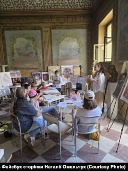 Наталія Омельчук спілкується з українцями у Празі