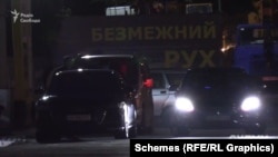 Через 15 хвилин на заправку повертає Mercedes Maybach і паркується біля Audi