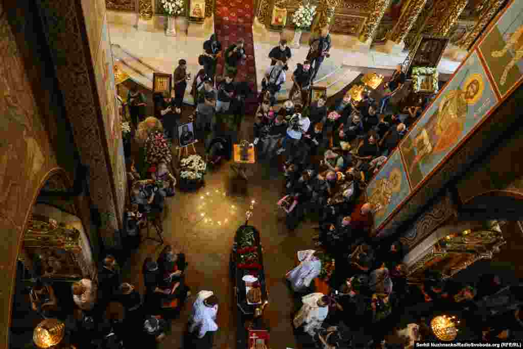 Прощання із загиблою у російському полоні журналісткою Вікторією Рощиною у Михайлівському Золотоверхому соборі Києва