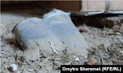 Остатки российской ракеты, которая попала в дом Алены в Чернобаевке