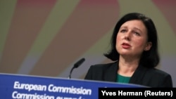 Věra Jourová spune că adeverința va fi un „instrument nediscriminatoriu și sigur, care să respecte pe deplin protecția datelor."