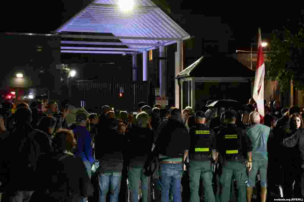 Каля брамы пасольства