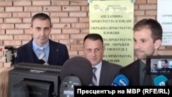 Георги Ташев и Николай Кирков от МВР (вляво и в средата) и Павел Пантов от Районната прокуратура в Пловдив дават брифинг пред медиите, 5 май 2025 г.