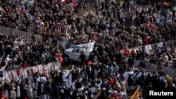 Такка отургузуу жөрөлгөсүн  көргөнү миңдеген адам чогулду. 