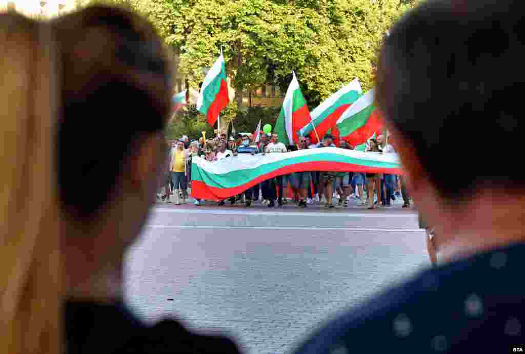 Демонстрантите во Варна минуваа низ пешачката зона пред Окружниот суд и маршираа по булеварот Владислав Варненчик.