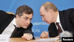 Архівне фото: Владислав Сурков (ліворуч) і Володимир Путін 