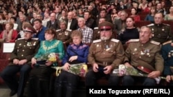 Крайний слева (в погонах) Владимир Шихотов, называющий себя атаманом "Союза казаков Семиречья". Алматы, 3 ноября  2015 года. 