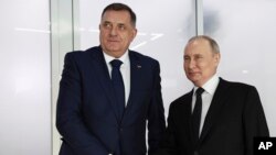 Președintele rus Vladimir Putin (dreapta) cu liderul Republicii Srpska Milorad Dodik la Kazan, Rusia, pe 21 februarie