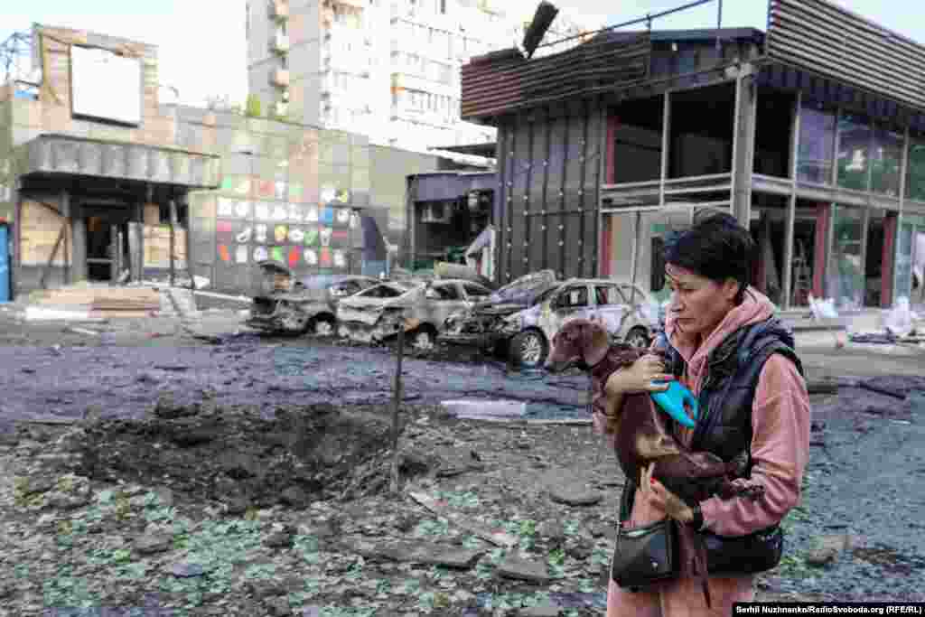 Внаслідок атаки російських безпілотників і падіння уламків в Оболонському районі Києва сталося займання на верхніх поверхах багатоповерхівки, вогонь поширився на покрівлю