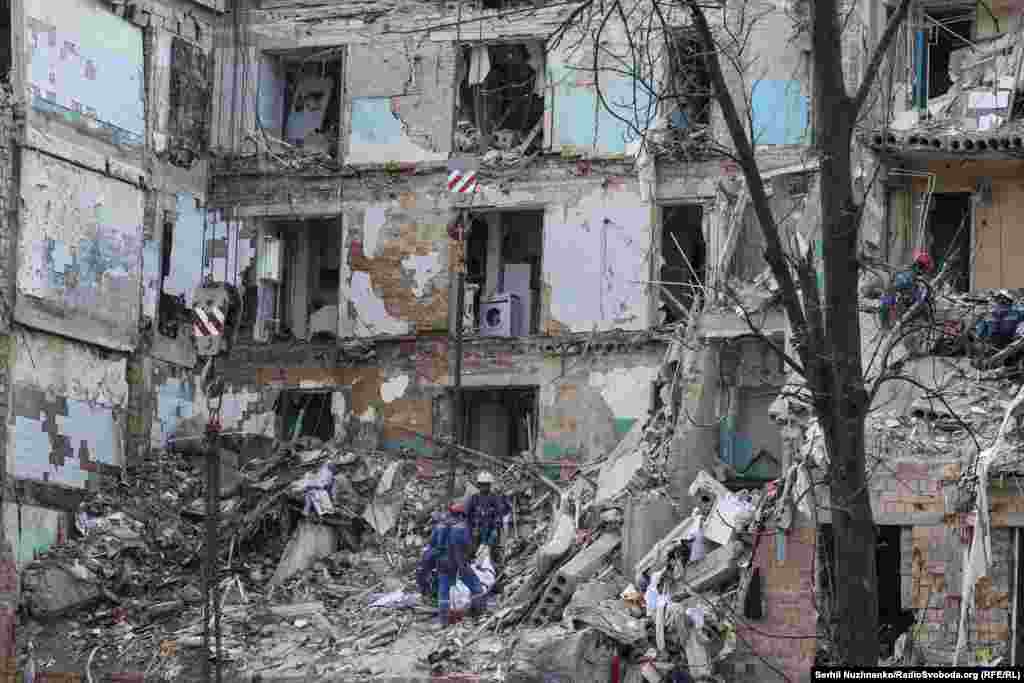 Ратавальнікі падымаюць цела 11-гадовай Марыйкі, якая загінула ў сваёй кватэры ў выніку расейскага ракетнага абстрэлу Кіеву. Чэрвень 2025 году