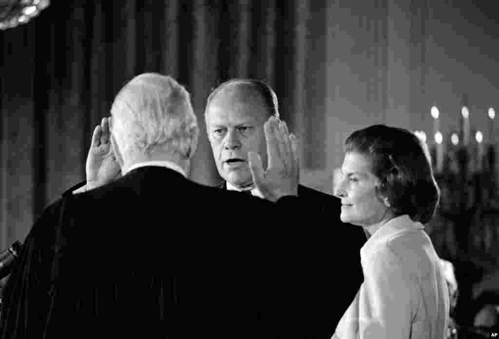 Джеральд Р. Форд складає присягу 38-го президента Сполучених Штатів у Білому домі. Поруч його дружина Бетті. Інавгурація відбулася 9 серпня 1974 року, в день відставки президента Ніксона &nbsp;